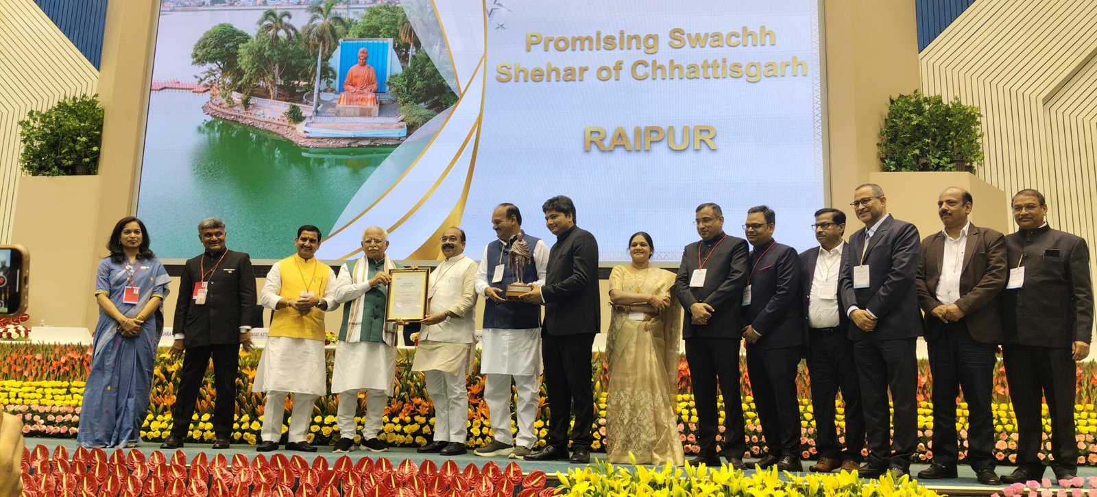 राष्ट्रीय स्वच्छ सर्वेक्षण 2024-25 में रायपुर को मिलियन प्लस सिटीस श्रेणी में नेशनल रैकिंग में रायपुर शहर को चौथा स्थान प्राप्त : निगम आयुक्त विश्वदीप एवं सभापति सूर्यकांत राठौर ने प्राप्त किया