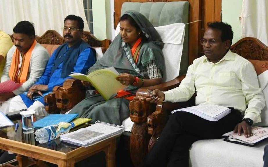 आंगनबाड़ियों की व्यवस्था और कुपोषण उन्मूलन पर ध्यान दें अधिकारी:- मंत्री श्रीमती राजवाड़े