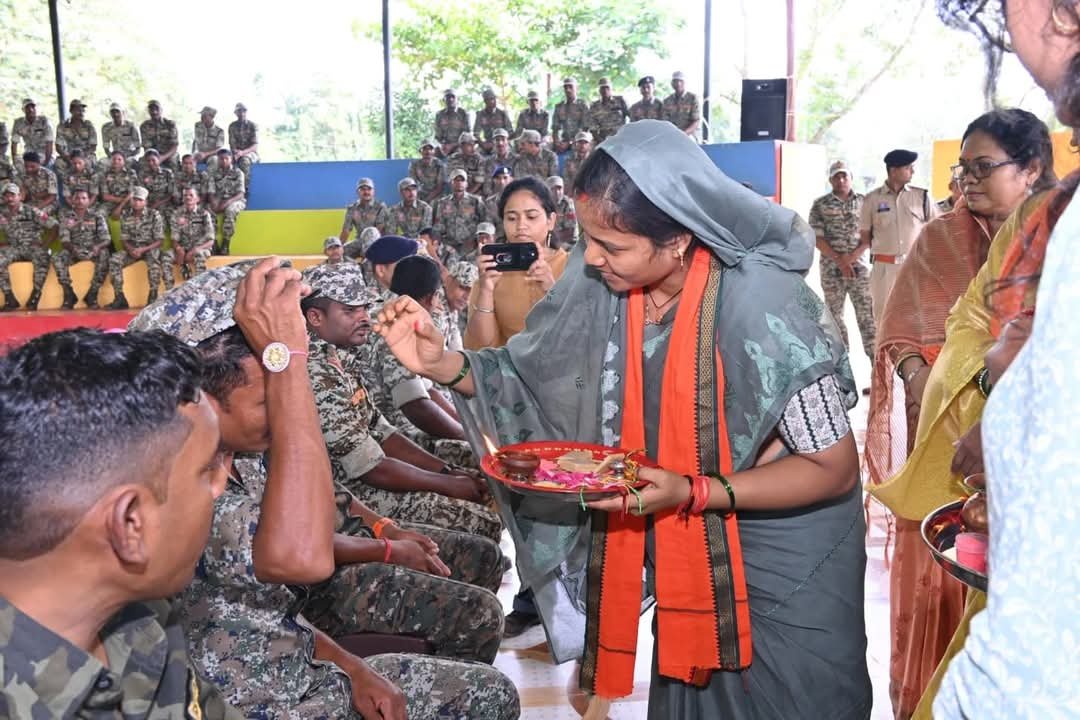 मंत्री श्रीमती राजवाड़े ने कारली पहुंचकर सुरक्षा बल के जवानों को राखी बांधकर शुभकामनाएं दीं