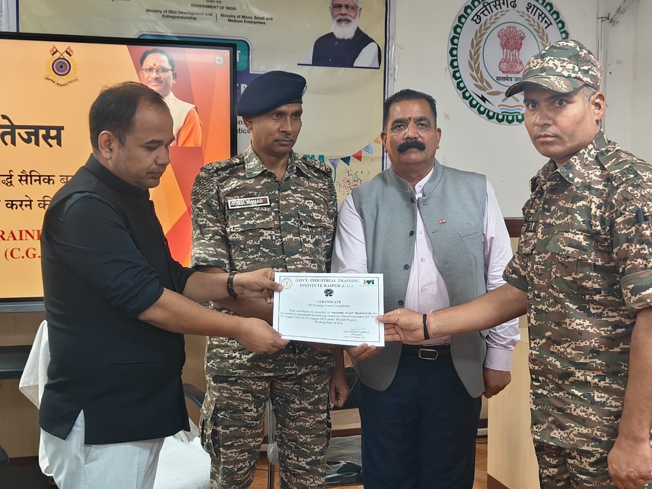 प्रोजेक्ट तेजस – तकनीकी सशक्तिकरण की दिशा में एक कदम : आपकी सेवा और देशभक्ति अमूल्य है :- कलेक्टर डॉ. गौरव सिंह