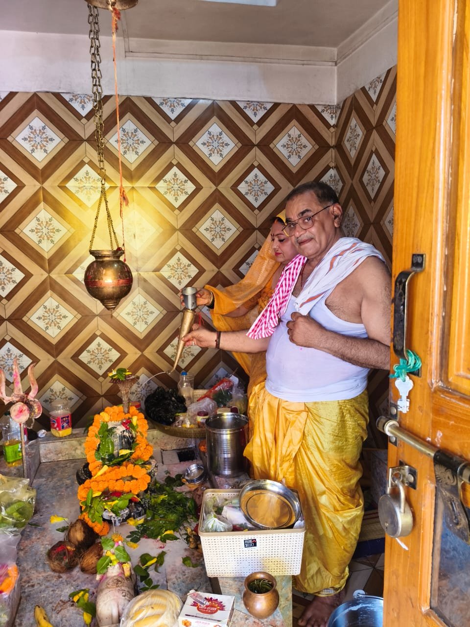 गौरव ग्राम चचेड़ी में 100 वर्ष पुराने मंदिर में रुद्राभिषेक किया गया