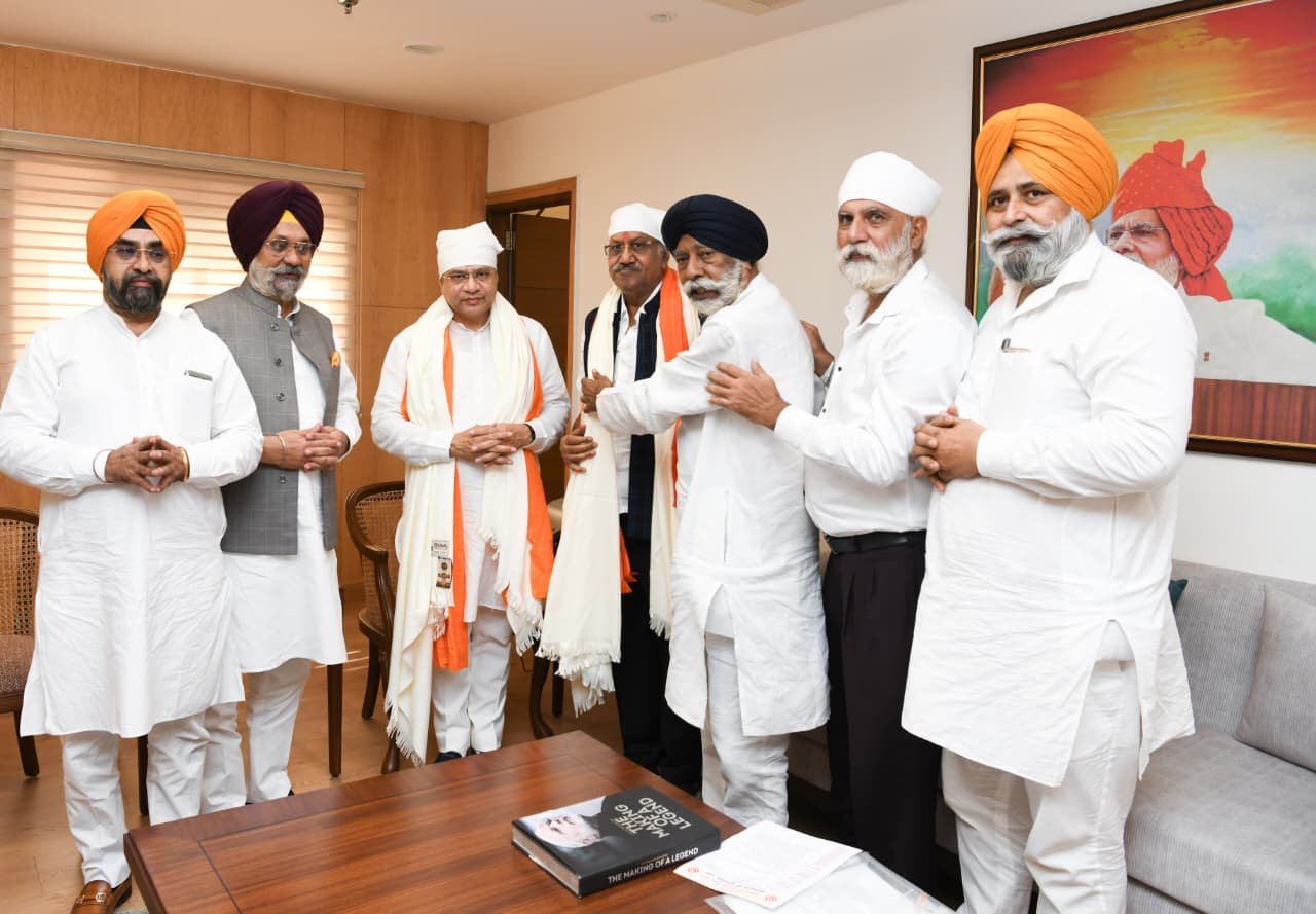 सांसद बृजमोहन अग्रवाल के नेतृत्व में रेल मंत्री अश्विनी वैष्णव से मिले सिख समाज के लोग : रायपुर से विशेष ट्रेन की चलाने की मांग