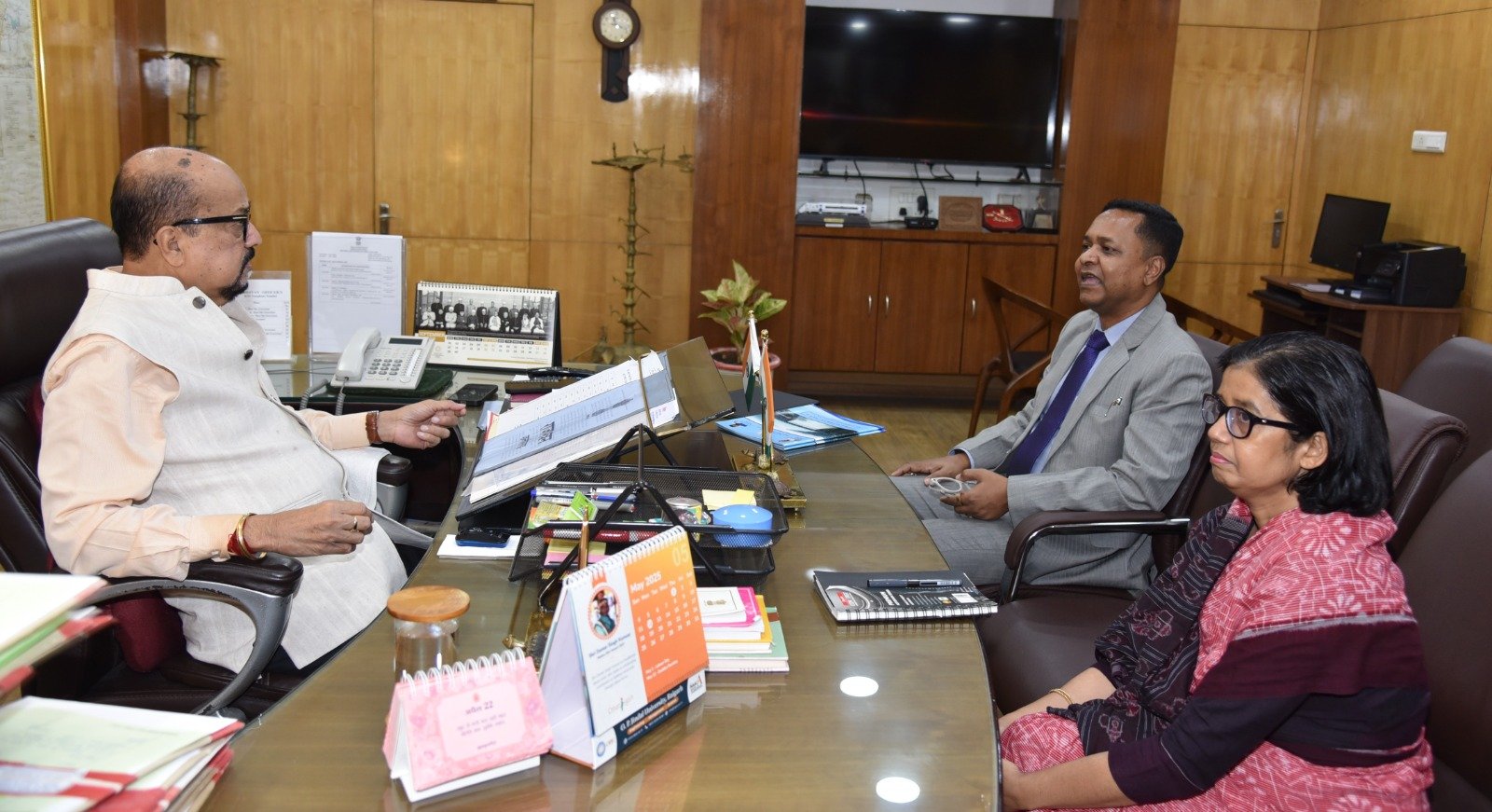भू-जल स्तर बचाने, डबरी निर्माण के लिए किसानों को करें प्रोत्साहित :- राज्यपाल रमेन डेका