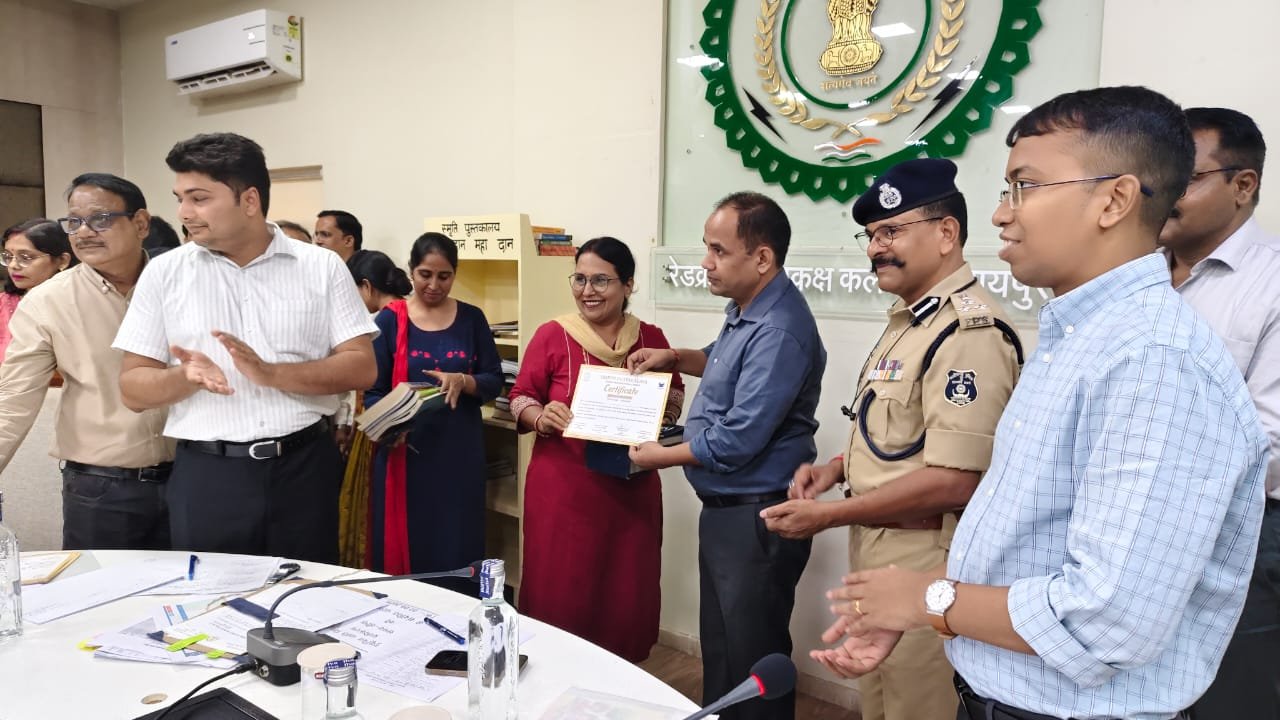 रायपुर में शिक्षा को बढ़ावा – व्याख्याता श्रीमती नीतू शर्मा ने दान की पुस्तकें