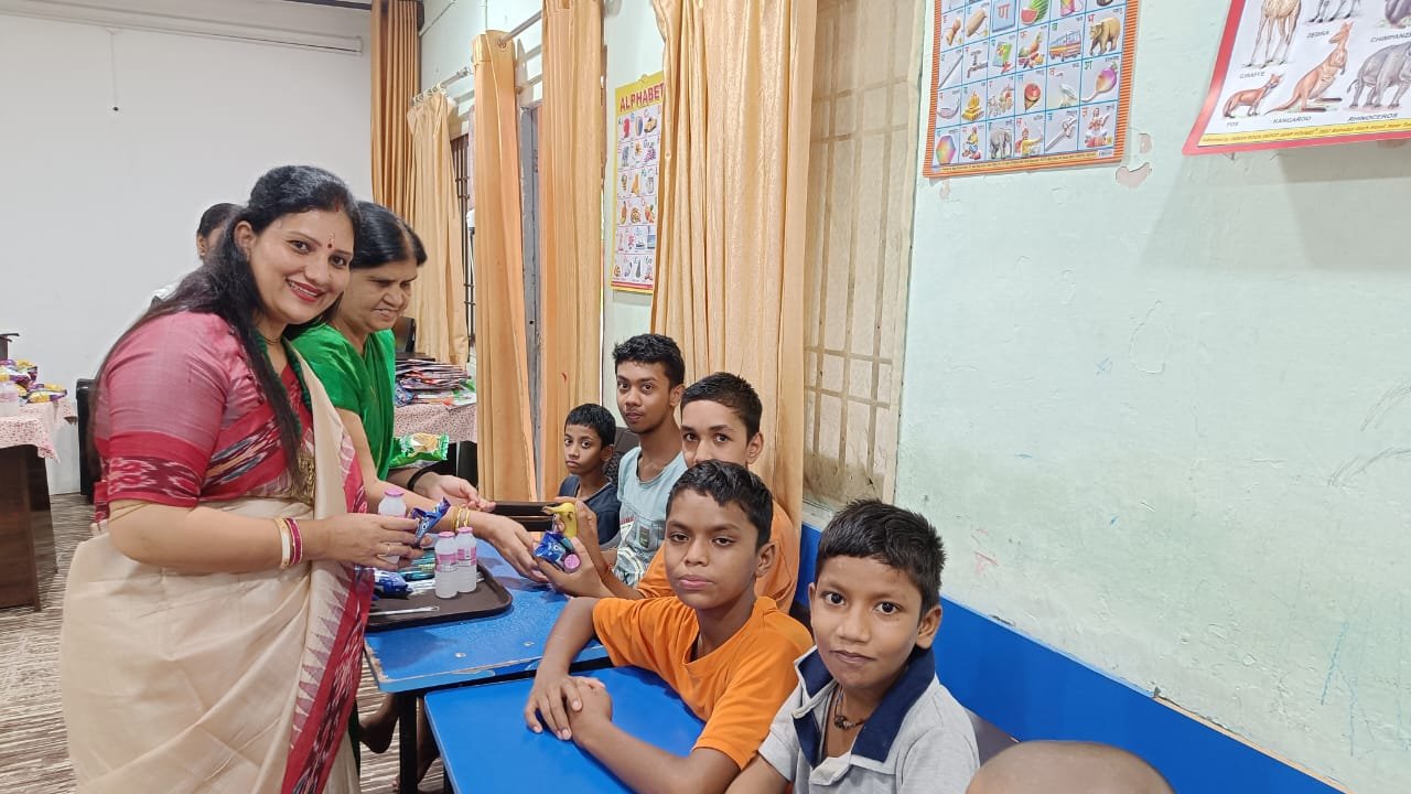 प्रोजेक्ट आओ बांटे खुशियां : जिला रोजगार अधिकारी केदार पटेल की धर्मपत्नी श्रीमती अंजू पटेल ने विशेष बच्चों के साथ मनाया जन्मदिन