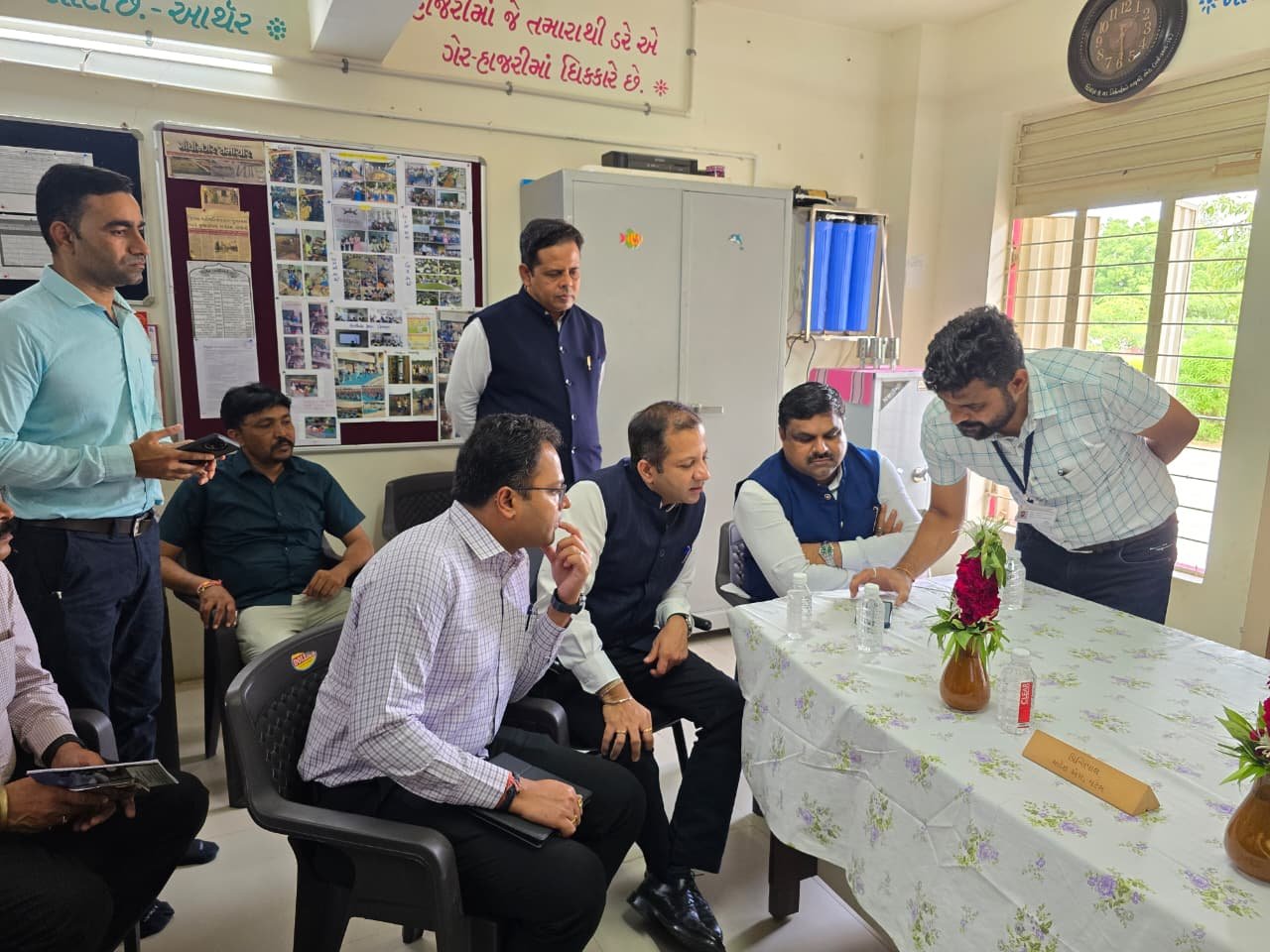 शिक्षा मंत्री गजेंद्र यादव ने गुजरात के विद्या समीक्षा केंद्र का किया निरीक्षण