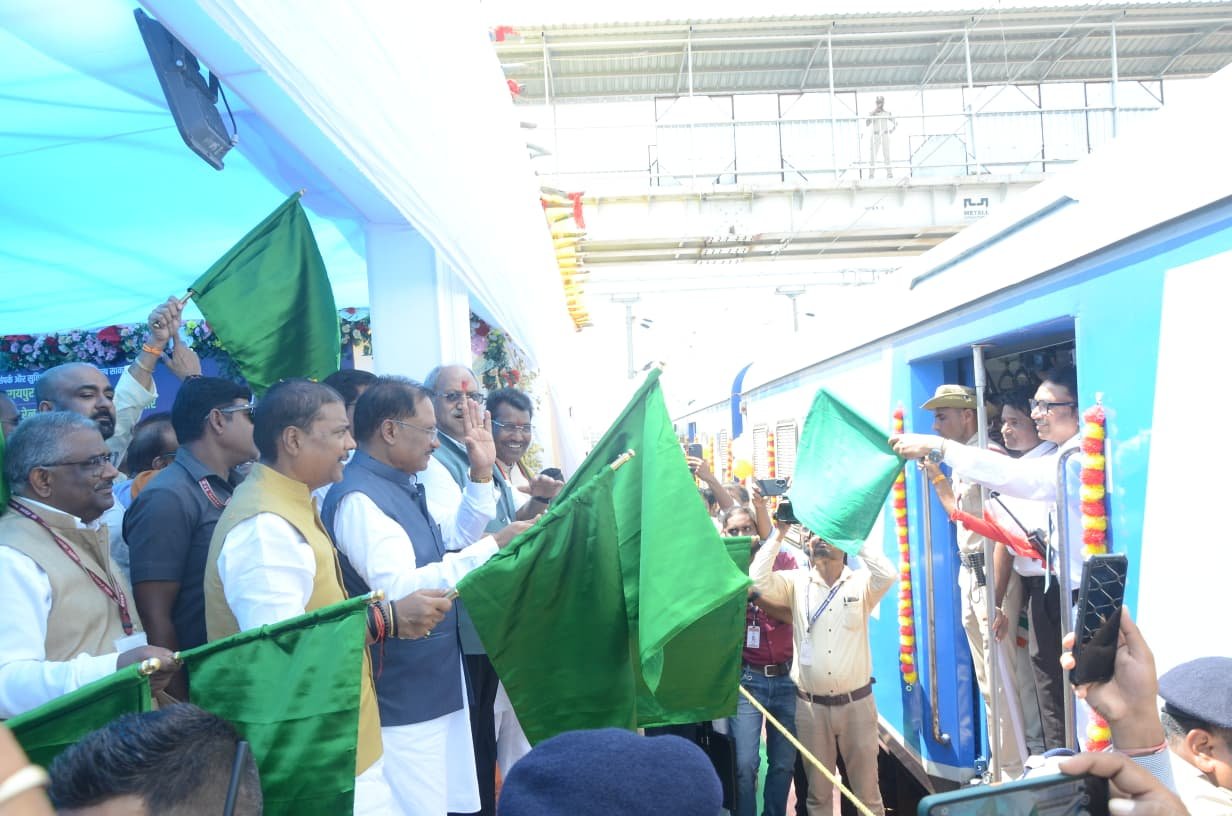 मुख्यमंत्री विष्णुदेव साय ने राजिम- रायपुर मेमू नई ट्रेन सेवा एवं रायपुर – अभनपुर 2 मेमू रेल सेवा का राजिम तक विस्तार का हरी झंडी दिखाकर किया शुभारंभ