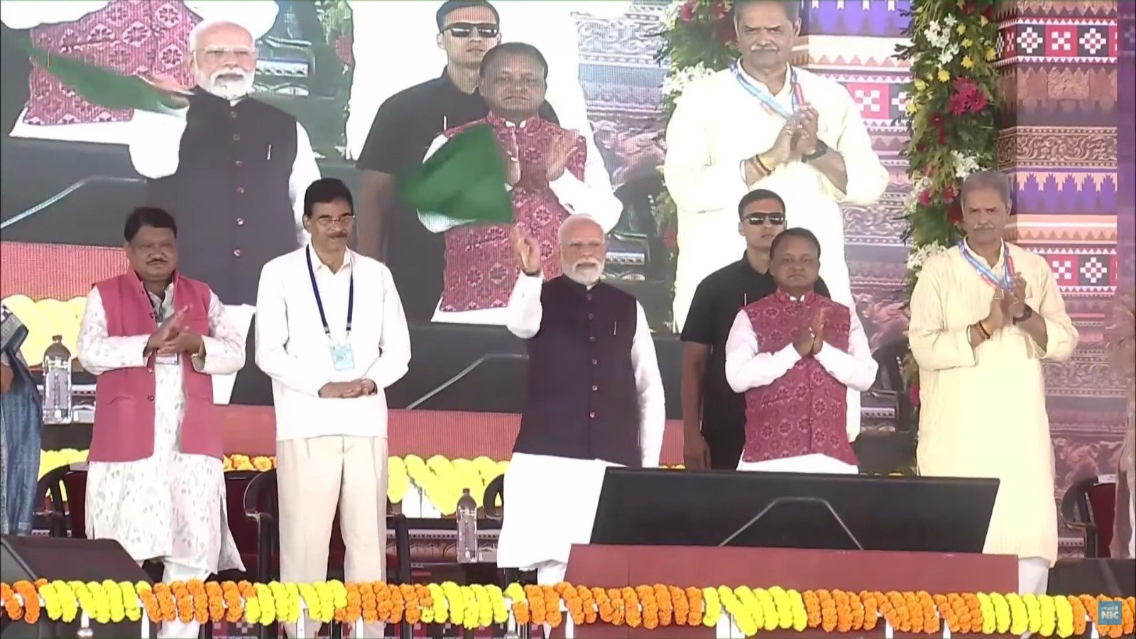 प्रधानमंत्री मोदी ने ब्रह्मपुर (ओडिशा) और उधना (गुजरात) के बीच अमृत भारत एक्सप्रेस को हरी झंडी दिखाई