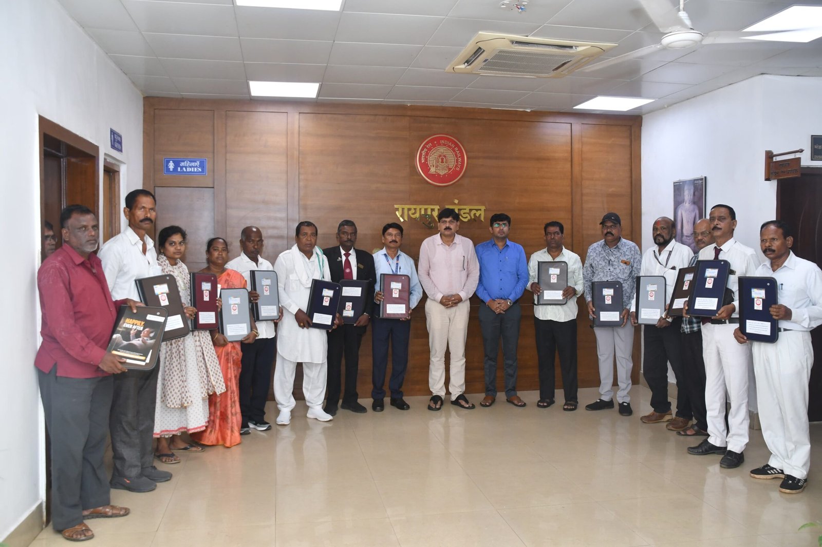 रेल परिवार से रायपुर मंडल के 16 सदस्य दिनांक 30/09/2025 को सेवानिवृत्त हुए