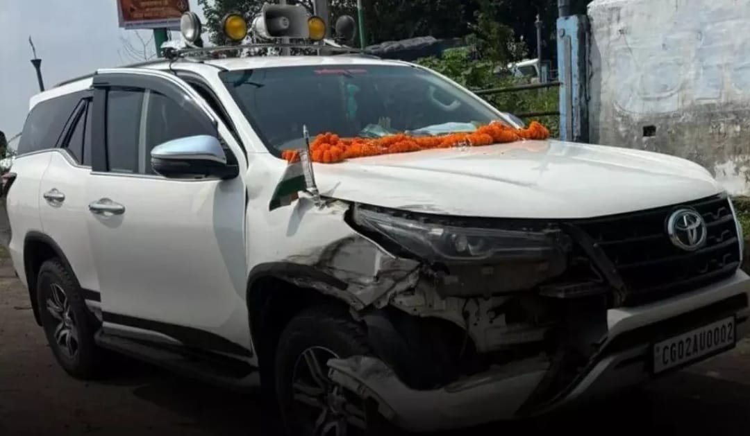 जन्मदिन पर हादसा : बाल-बाल बचे स्वास्थ्य मंत्री श्याम बिहारी जायसवाल, ट्रक की ठोकर से कार का एक हिस्सा क्षतिग्रस्त