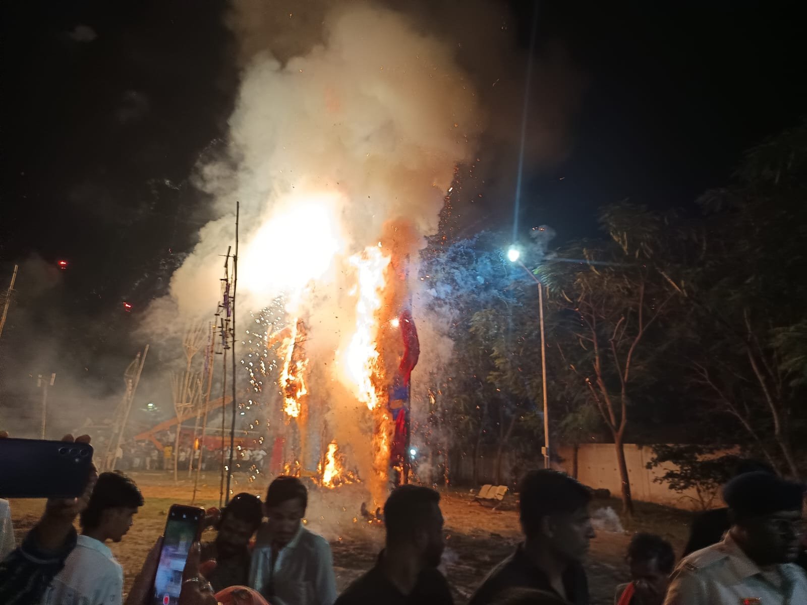 भाटापारा में 106वीं रामलीला सम्पन्न, रावण मैदान में 40 फीट पुतले का दहन