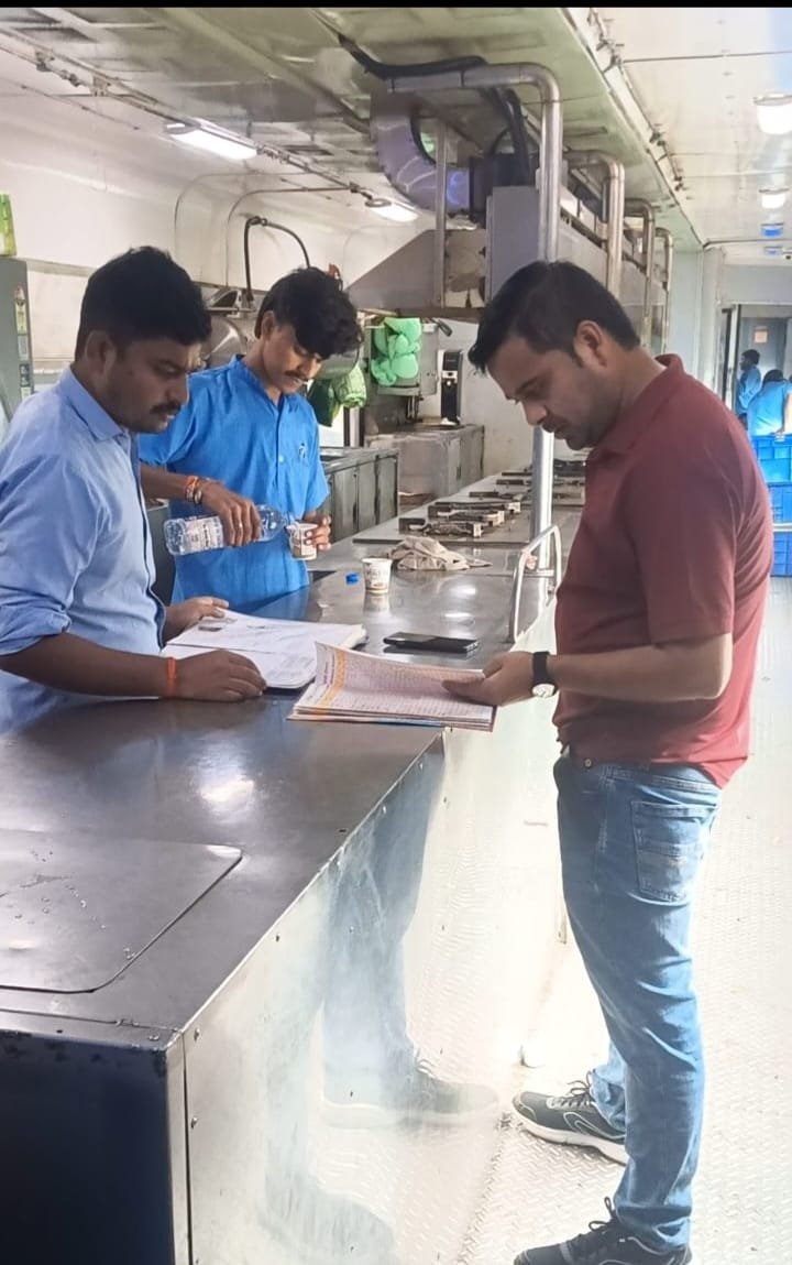 स्वच्छता पखवाडा के पांचवें दिन “स्वच्छ रेलगाड़ी” थीम पर मंडल के सभी स्टेशनों में आयोजित किए गए स्वच्छता से सम्बंधित विभिन्न गतिविधियां