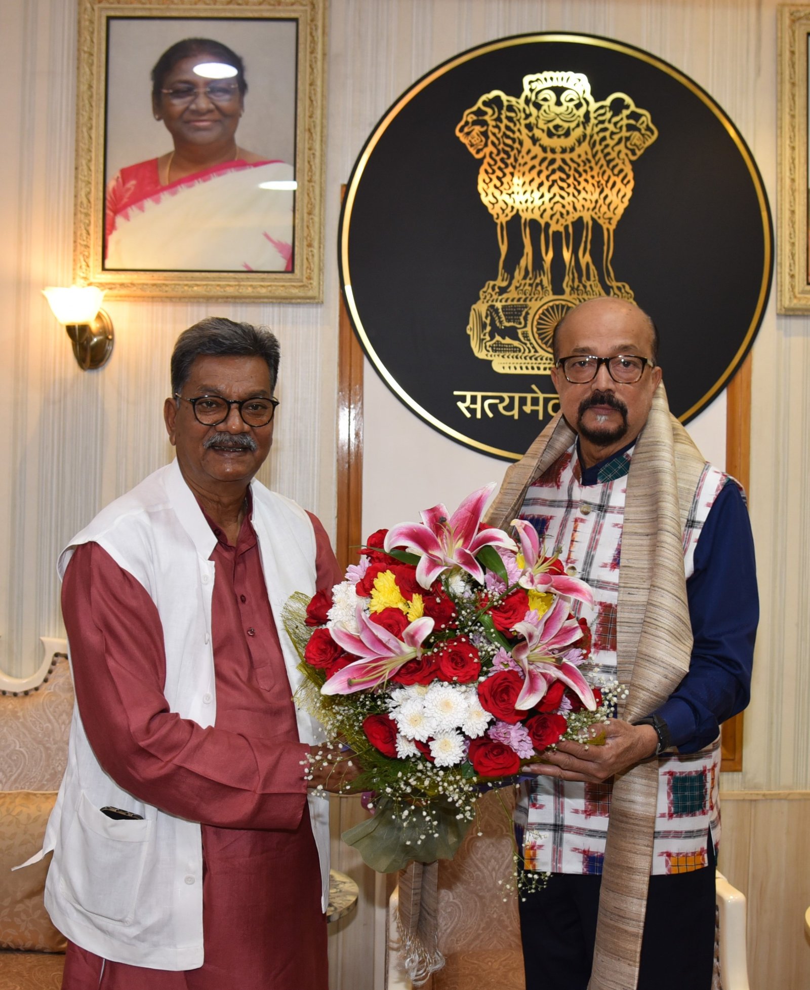 राज्यपाल रमेन डेका से छत्तीसगढ़ विधानसभा के नेता प्रतिपक्ष डॉ. महंत ने सौजन्य भेंट की