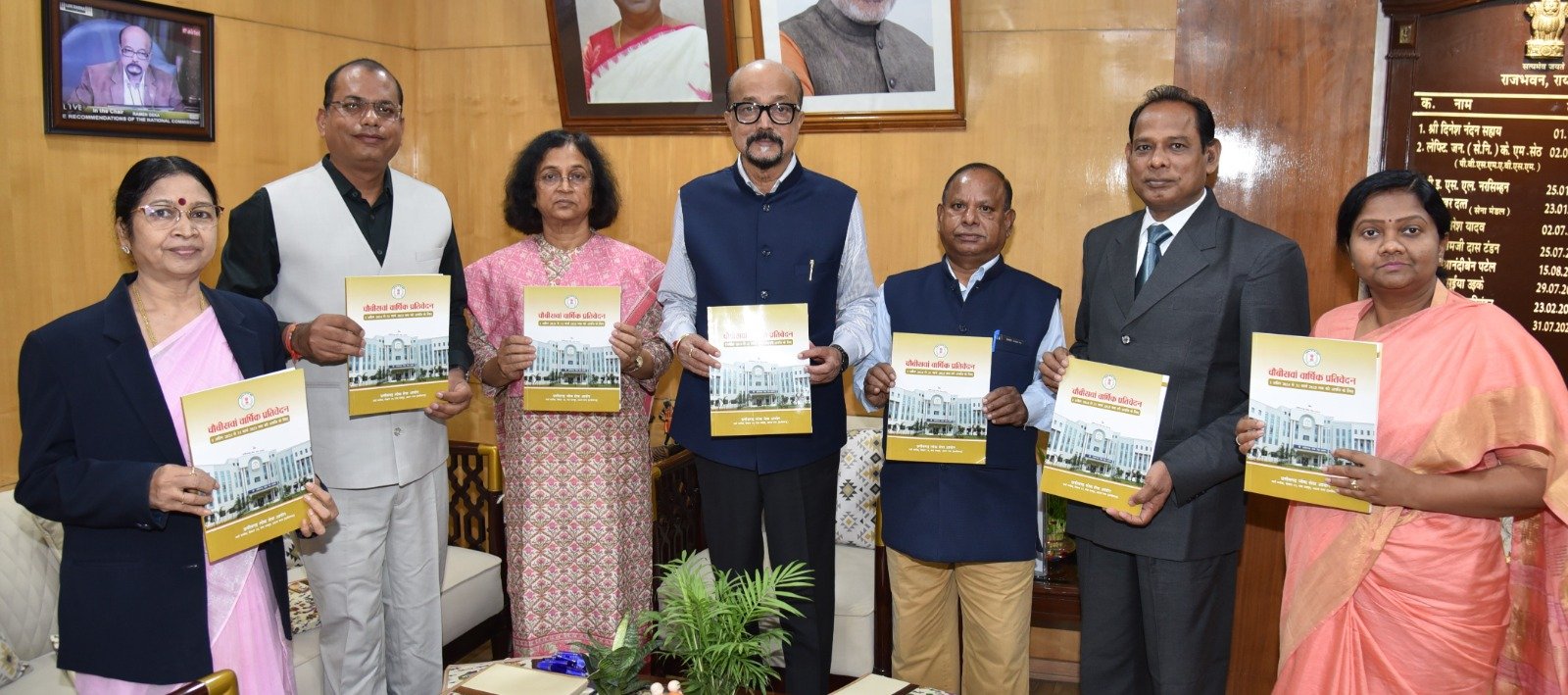 राज्यपाल रमेन डेका को लोक सेवा आयोग की  अध्यक्ष सुश्री शांडिल्य ने वार्षिक प्रतिवेदन सौंपा