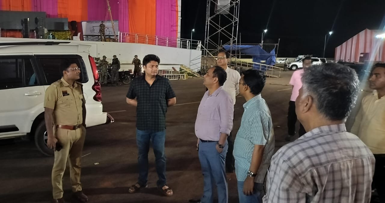 BREAKING NEWS : राज्योत्सव की तैयारी का निरीक्षण करने देर रात पहुंचे कलेक्टर डॉ. गौरव सिंह
