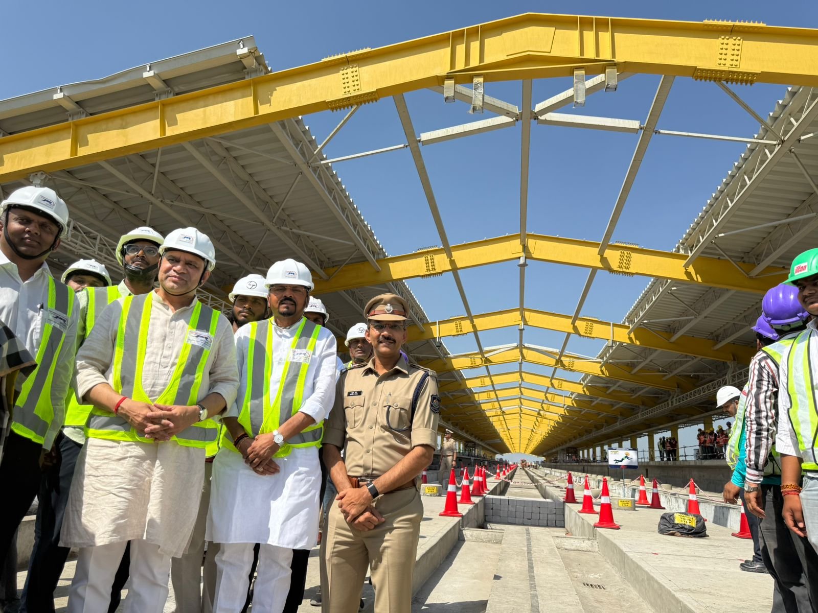 रेल मंत्री अश्विनी वैष्णव द्वारा मुंबई-अहमदाबाद बुलेट ट्रेन परियोजना के अंतर्गत बिलिमोरा बुलेट ट्रेन स्टेशन का दौरा किया गया