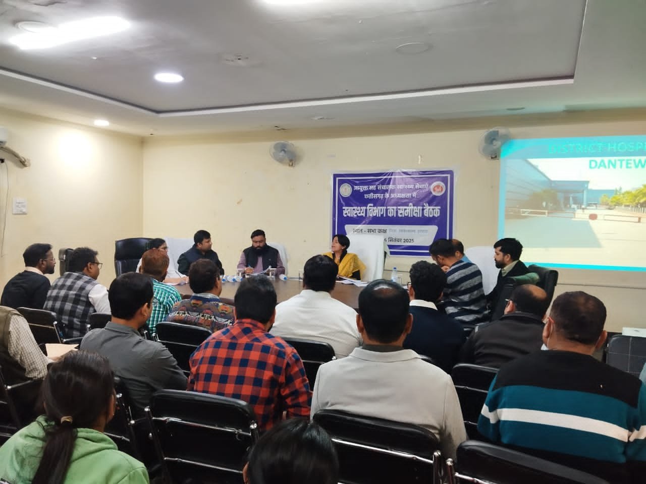 आयुक्त डॉ प्रियंका शुक्ला ने स्वास्थ्य सेवाएँ ने देर रात ली ज़िला अस्पताल दंतेवाड़ा के समस्त चिकित्सकों और कर्मचारियों की बैठक