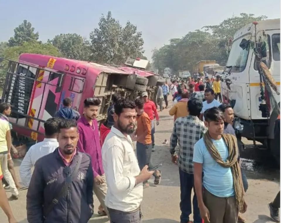 बस ट्रेलर की भिड़ंत से 1 युवक की मौत, 10 यात्री हुए घायल