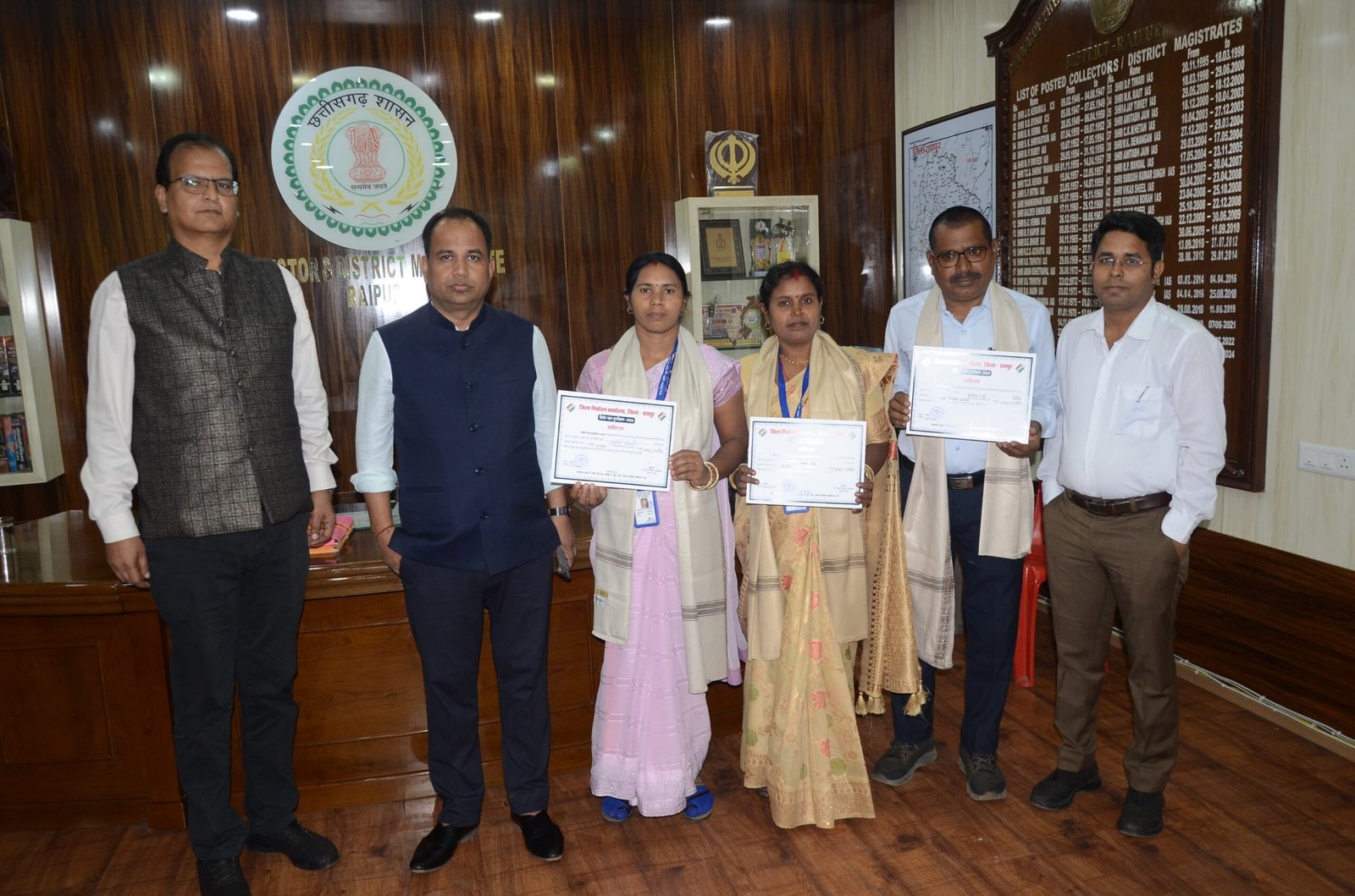 विशेष गहन पुनरीक्षण अभियान में उत्कृष्ट प्रदर्शन, कलेक्टर डॉ. गौरव सिंह ने बीएलओ को किया सम्मानित