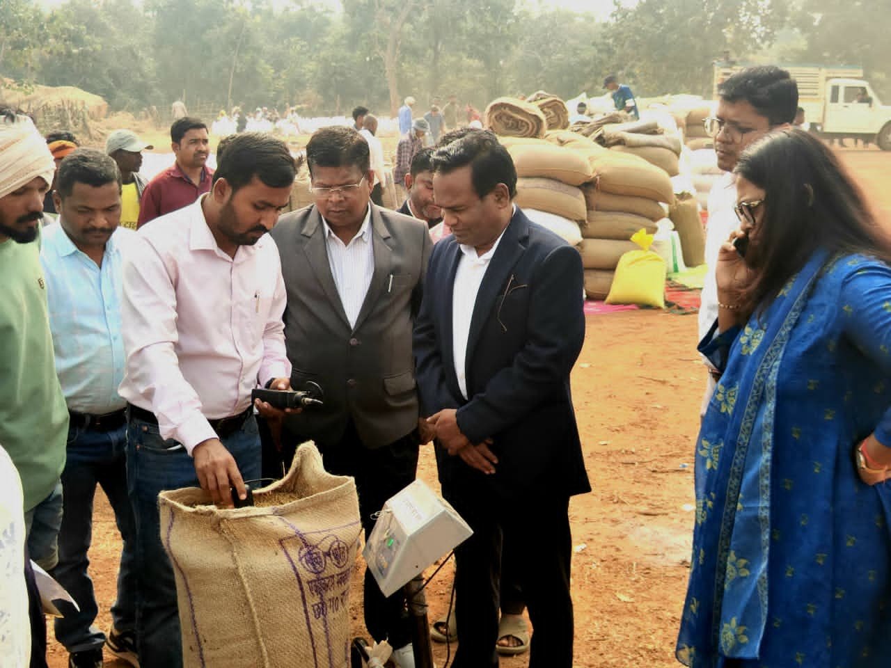 मोहला-मानपुर-अंबागढ़ चौकी जिले के प्रभारी सचिव पदुम सिंह एल्मा ने धान उपार्जन केंद्रों का किया निरीक्षण