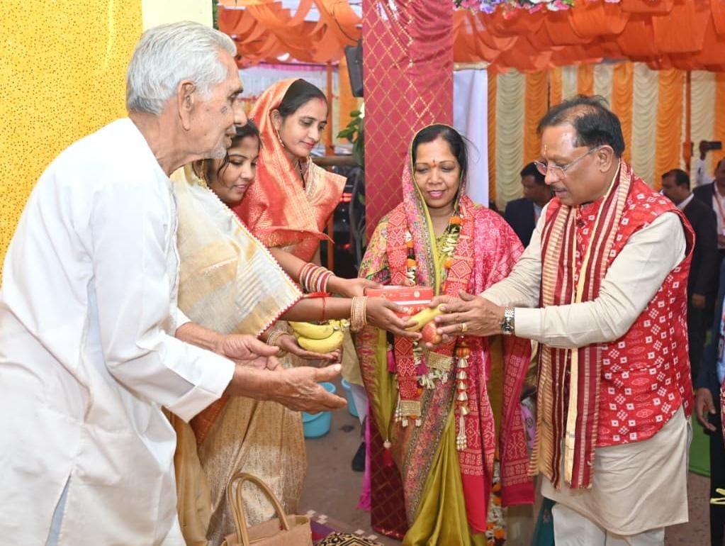 मुख्यमंत्री विष्णुदेव साय बसना सलखण्ड में मां महालक्ष्मी पूजन कार्यक्रम में हुए शामिल