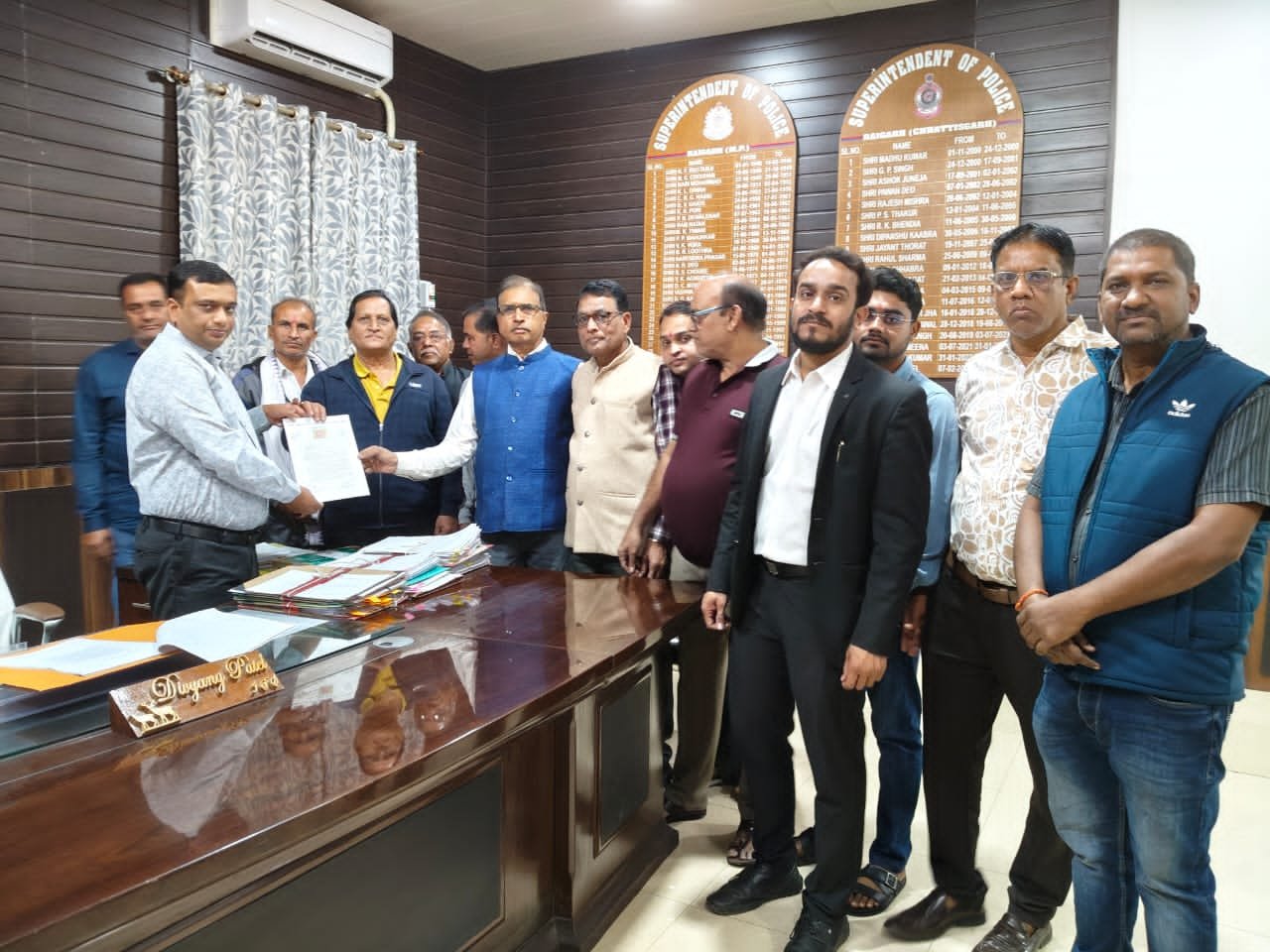 ब्राम्हण समाज की बेटियों पर अभद्र टिप्पणी के विरोध में जिला उत्कल ब्राम्हण विकास संगठन ने एसपी को सौंपा ज्ञापन