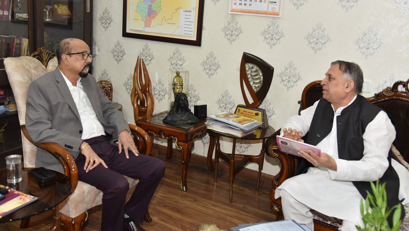 राज्यपाल डेका से छत्तीसगढ़ दिव्यांगजन, वित्त एवं विकास निगम के अध्यक्ष कावड़िया ने की भेंट