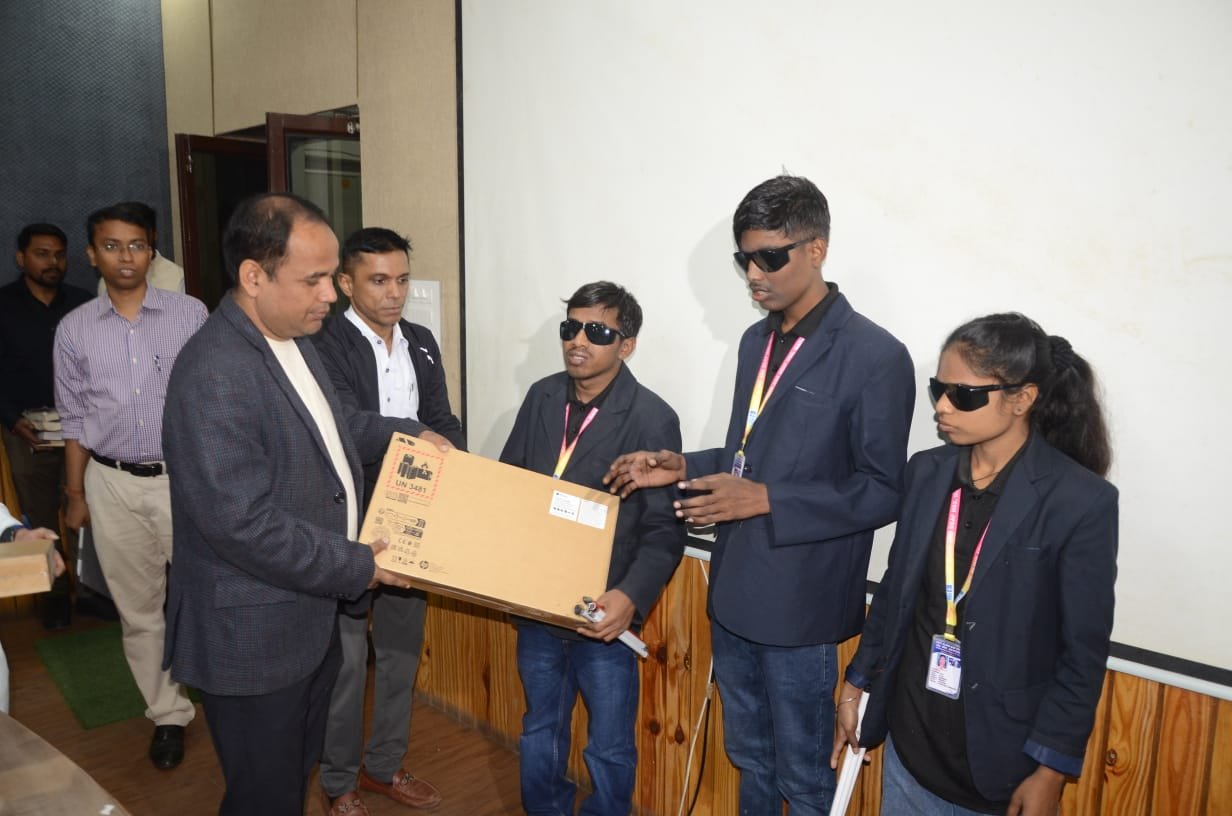 चक्रधर समारोह में उत्कृष्ट प्रस्तुति देने वाले दिव्यधुन बैंड का कलेक्टर डॉ गौरव सिंह ने किया सम्मान