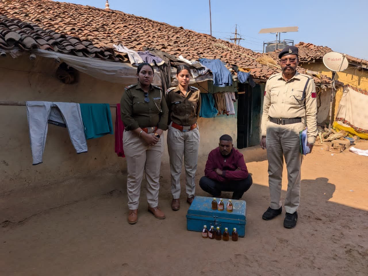 ड्राई-डे में अवैध शराब पर कार्रवाई,तिल्दा–खरोरा में आबकारी विभाग के छापे, 2 आरोपी गिरफ्तार, 22.32 लीटर देशी मदिरा जब्त