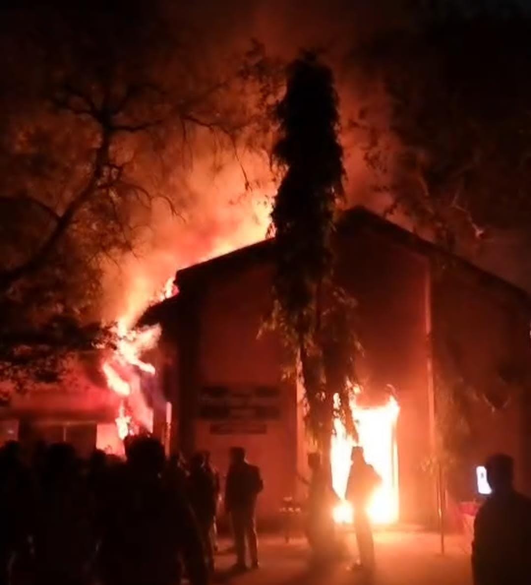 RAIPUR BIG BREAKING : जिला शिक्षा अधिकारी कार्यालय में लगी भीषण आग, कई महत्वपूर्ण दस्तावेज जलकर खाक