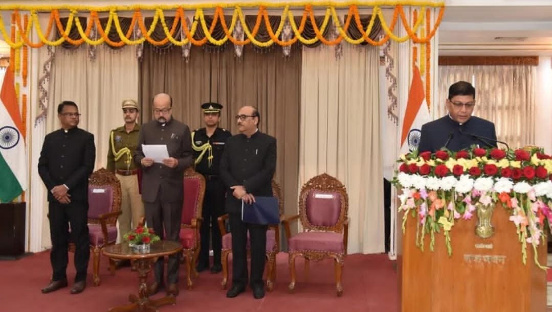 राज्यपाल रमेन डेका ने अमिताभ जैन को मुख्य सूचना आयुक्त पद की दिलाई शपथ