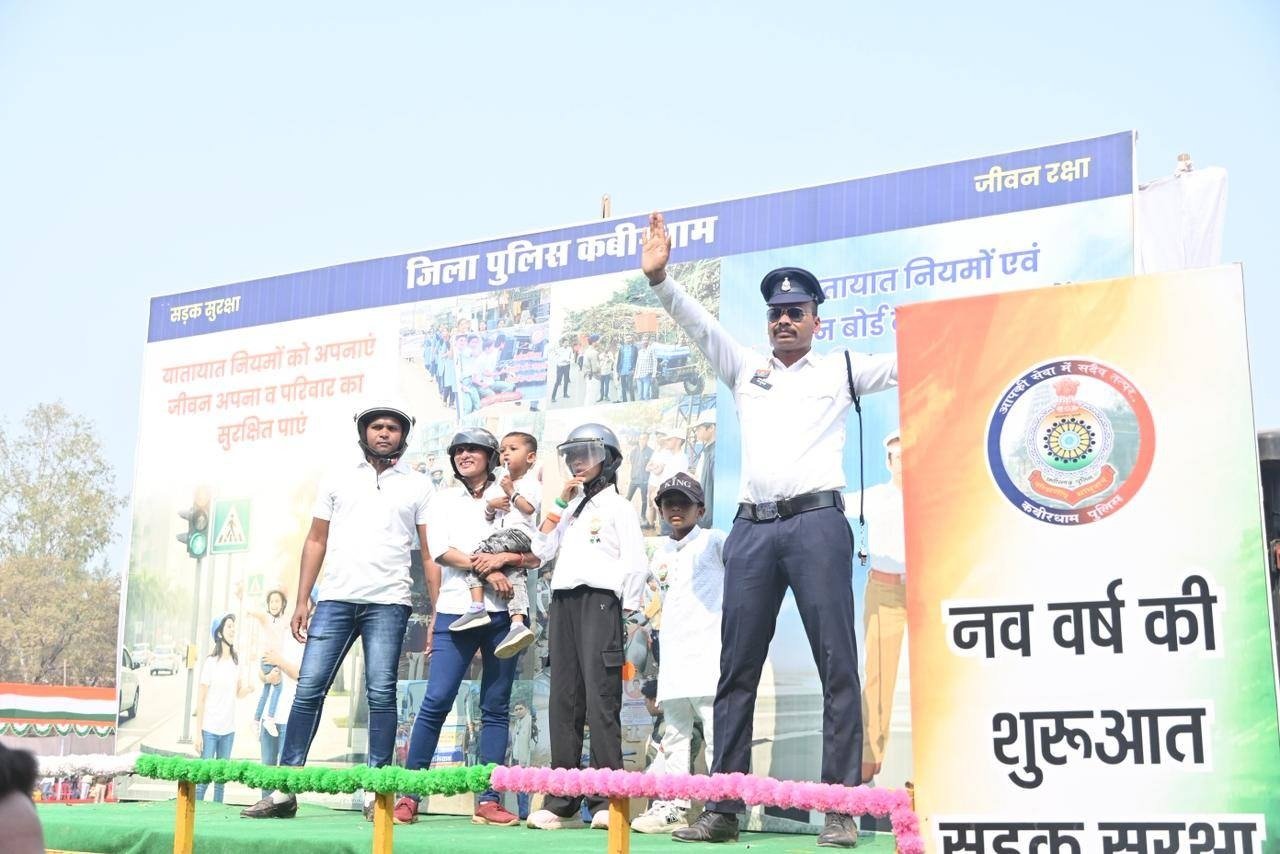वास्तविकता के साथ सजीव प्रदर्शन, सुरक्षित यातायात का प्रभावशाली संदेश देती कबीरधाम पुलिस की गणतंत्र दिवस झांकी