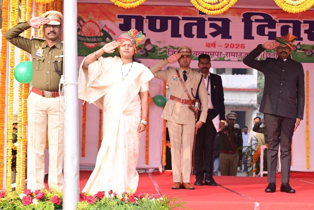 मंत्री श्रीमती लक्ष्मी राजवाड़े ने बलरामपुर में किया ध्वजारोहण