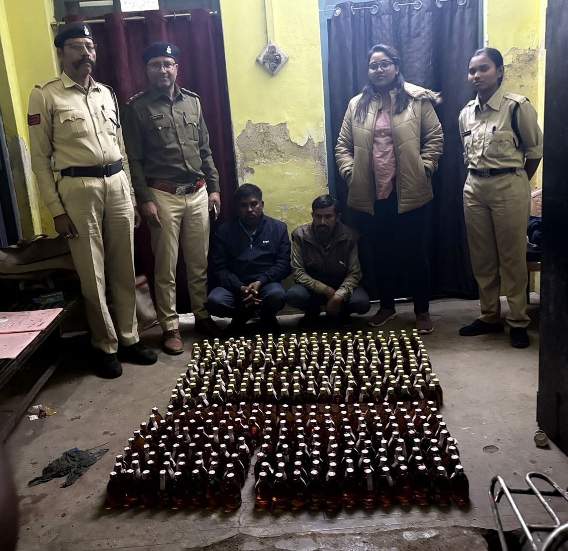 आबकारी विभाग की बड़ी कार्रवाई : अवैध मदिरा के साथ दो आरोपी गिरफ्तार, दोपहिया वाहन जप्त