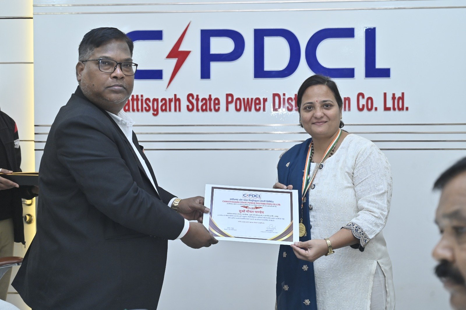 प्रबंध निदेशक के हाथों सम्मानित हुए वितरण कंपनी के दस कार्मिक