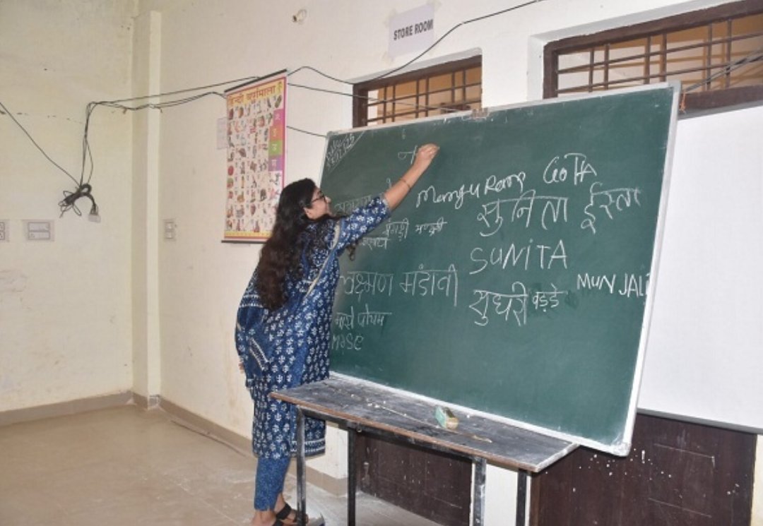 कलेक्टर नम्रता जैन ने समर्पित नक्सलियों को सिखाया ‘अक्षर ज्ञान’, बंदूक छोड़ अब थामेंगे कलम