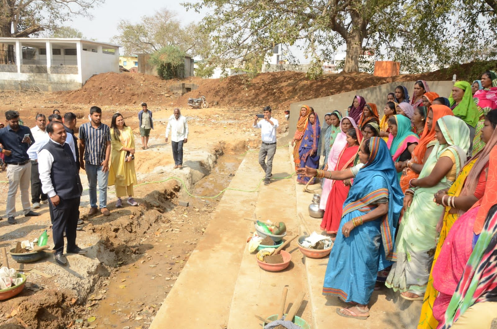 कलेक्टर ने ग्राम पंचायत परसदा-3 में विकसित भारत – रोज़गार और आजीविका मिशन (ग्रामीण) के कार्यों का किया निरीक्षण