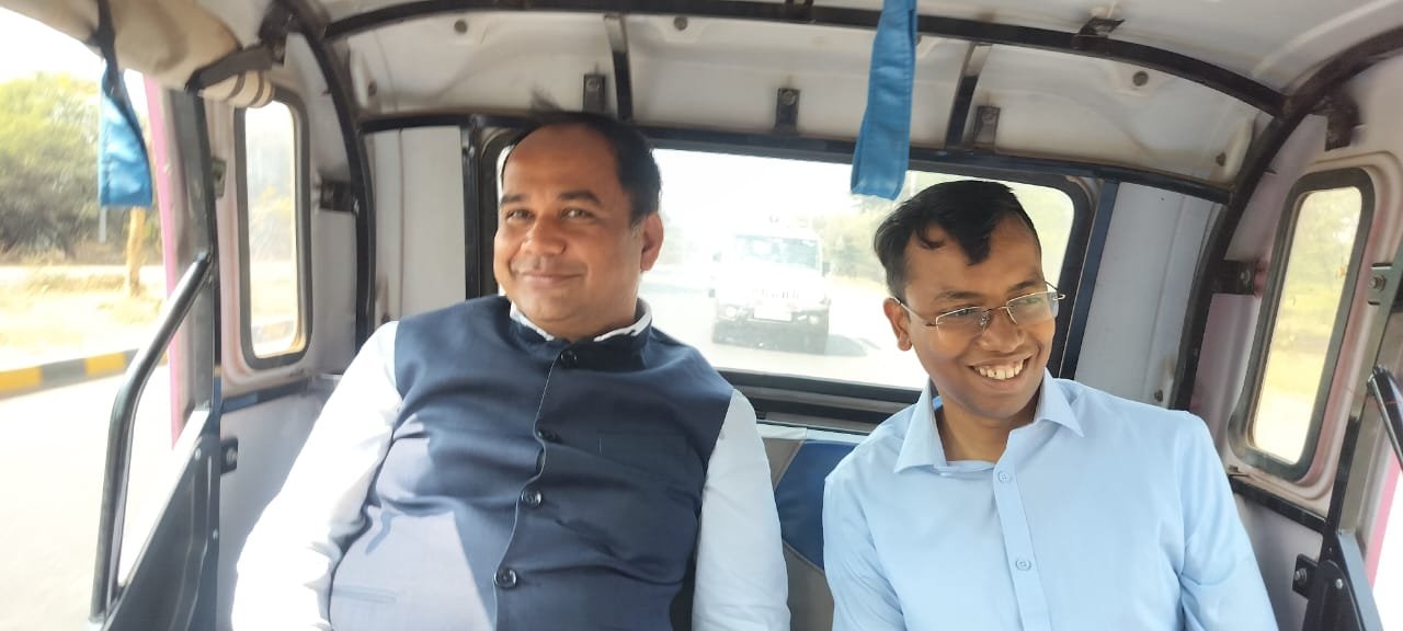 निरीक्षण के बीच अचानक रुके कलेक्टर : पिंक ई-रिक्शा की सवारी की, परखा महिला स्वावलंबन का सफर