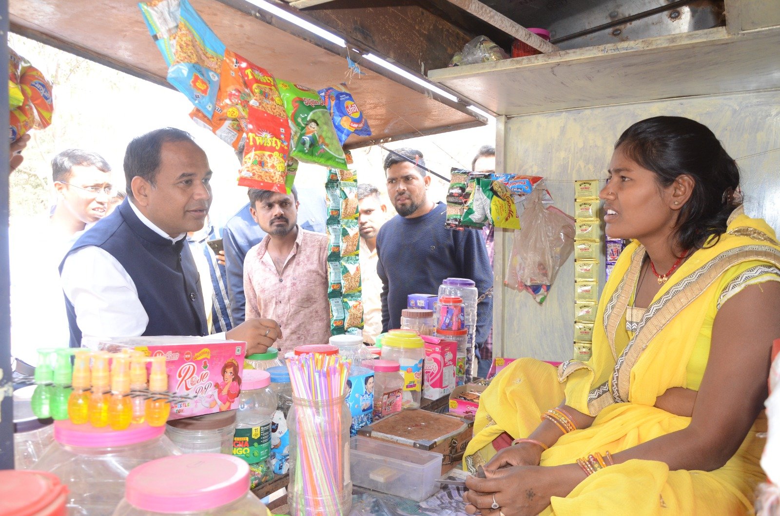 नायक मोड में नज़र आए कलेक्टर डॉ गौरव सिंह : स्कूल के पास पान ठेला सील, आंगनबाड़ी में लापरवाही पर नोटिस, अमृत मिशन कार्यों की जांच