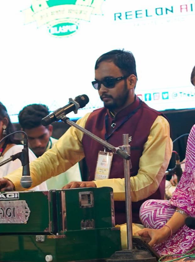 दृष्टि दिव्यांगता पर संकल्प की जीत: आत्मनिर्भरता की मिसाल बने अभिनंदन, अब गढ़ रहे नई प्रतिभाओं का भविष्य