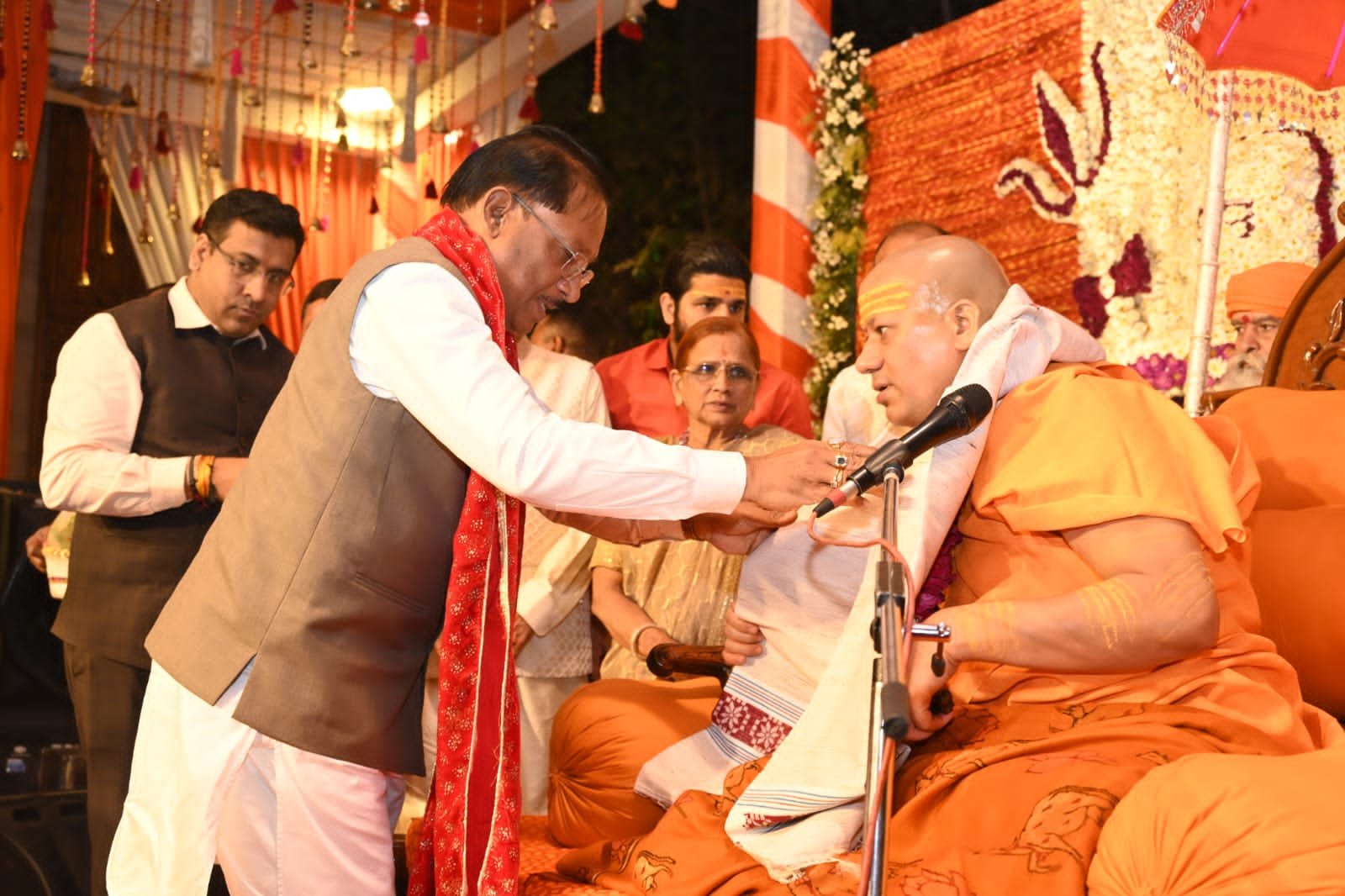 मुख्यमंत्री विष्णु देव साय से निरंजन पीठाधीश्वर महामंडलेश्वर डॉ. स्वामी कैलाशनंद गिरी महाराज ने की सौजन्य भेंट