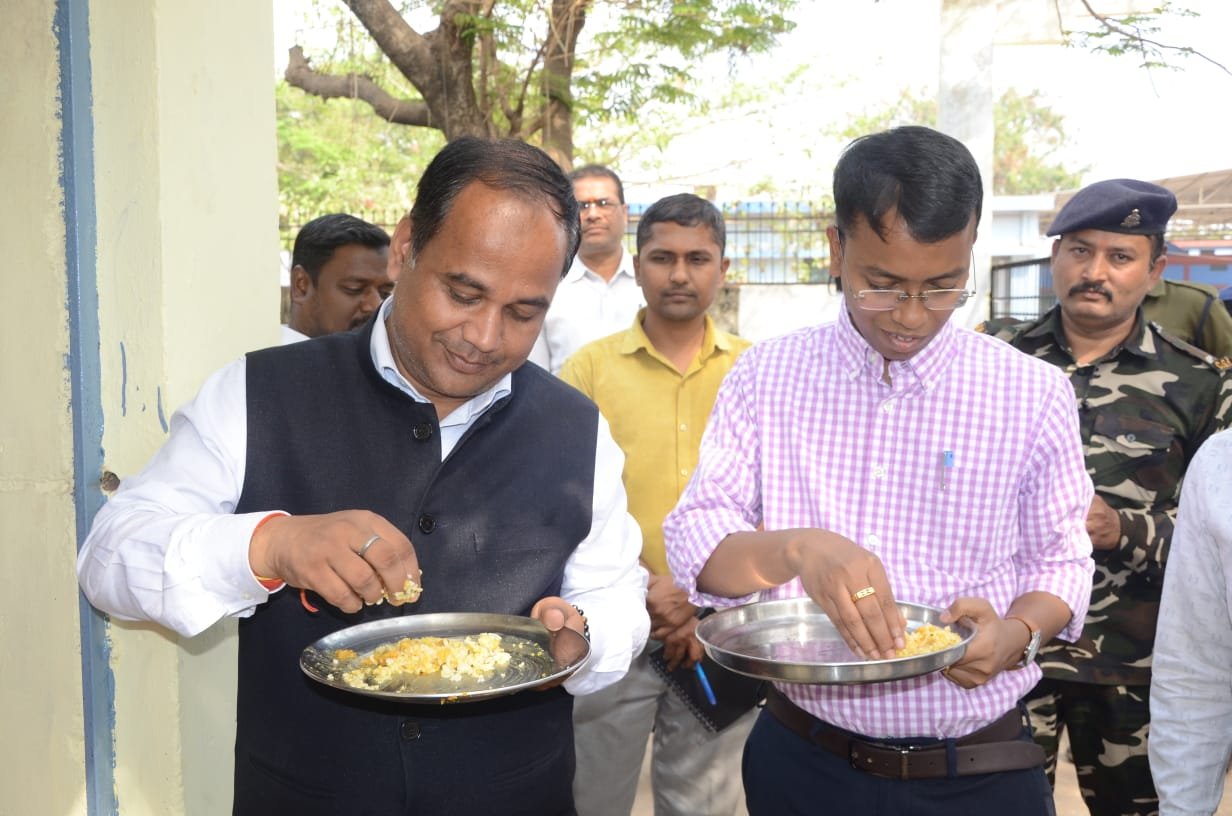 कलेक्टर – सीईओ पहुंचे स्कूल: लिया मध्यान्ह भोजन का स्वाद, जांची बच्चों की कॉपी