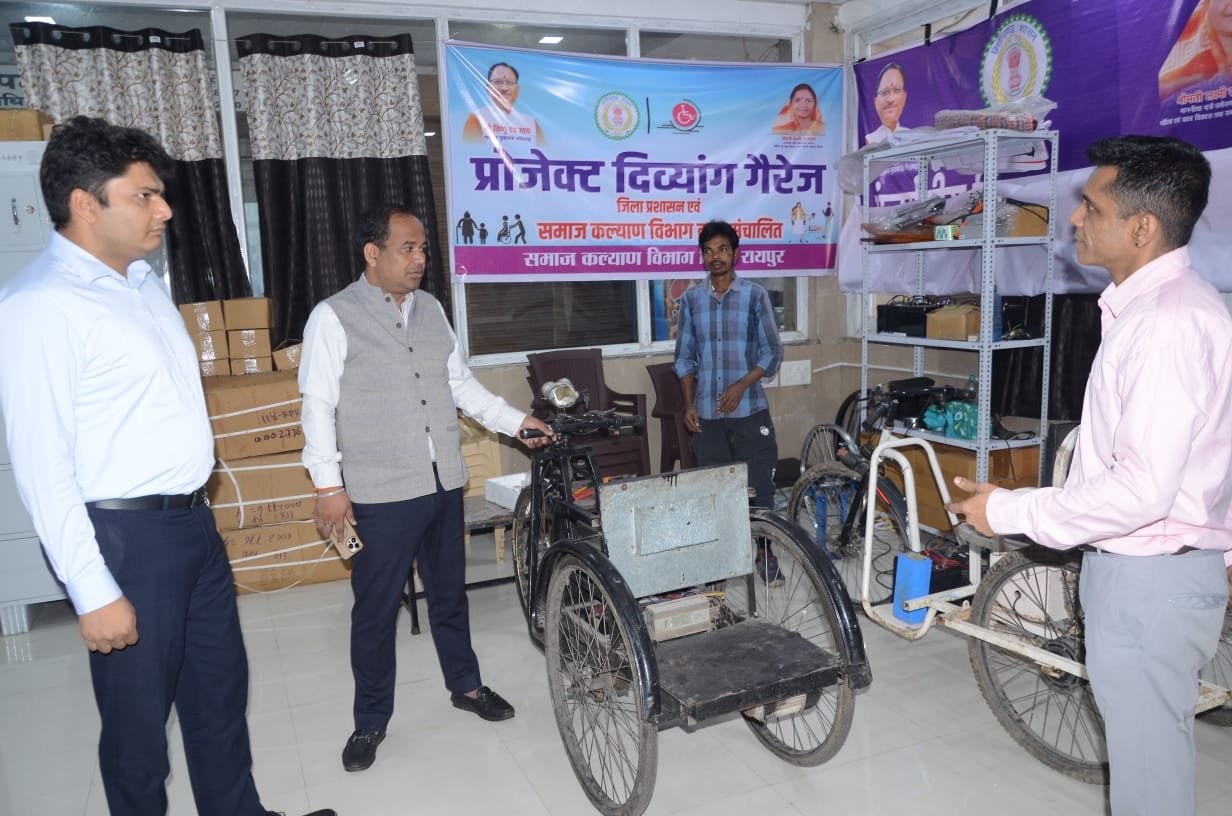 प्रोजेक्ट दिव्यांग गैरेज: कलेक्टर ने केन्द्र संबल का किया निरीक्षण