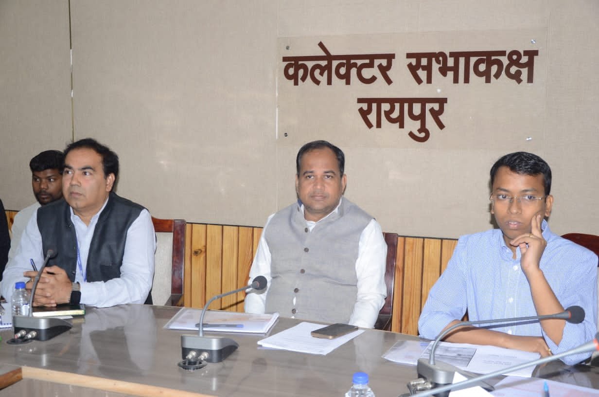 शासकीय स्कूलों के निर्माण कार्यों में तेजी लाने के निर्देश, कलेक्टर ने की समीक्षा बैठक