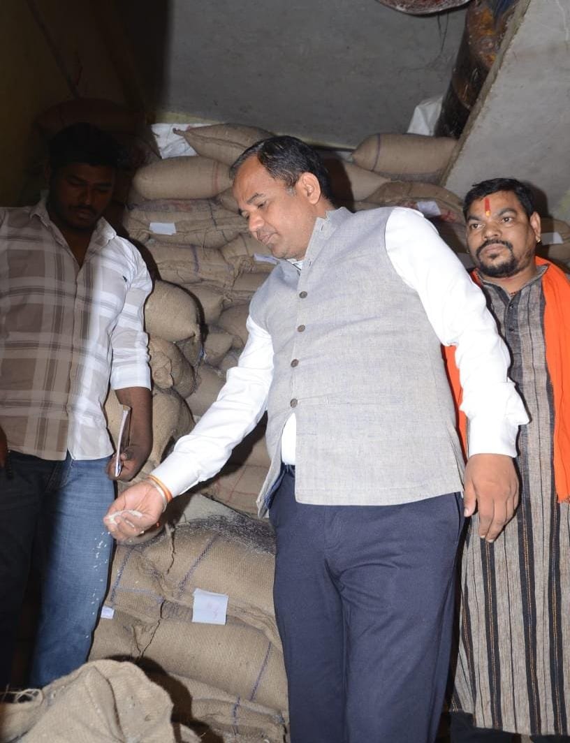 कलेक्टर ने किया ‘पीडीएस शॉप’ का औचक निरीक्षण,कहा कि पात्र हितग्राहियों को दें समय सीमा पर राशन