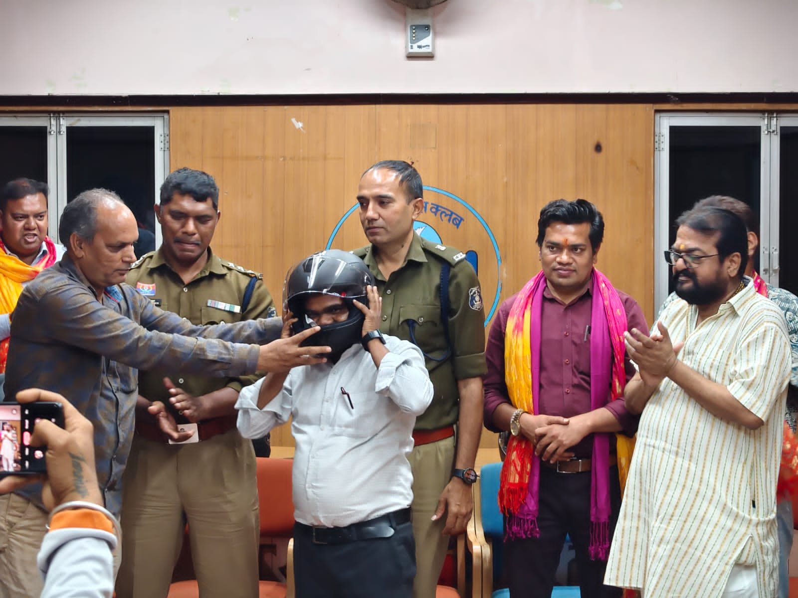 कुलदीप निगम स्मृति इंटरप्रेस क्रिकेट टूर्नामेंट के 22 कप्तानों का सम्मान, हेलमेट पहन सुरक्षित यातायात का संदेश