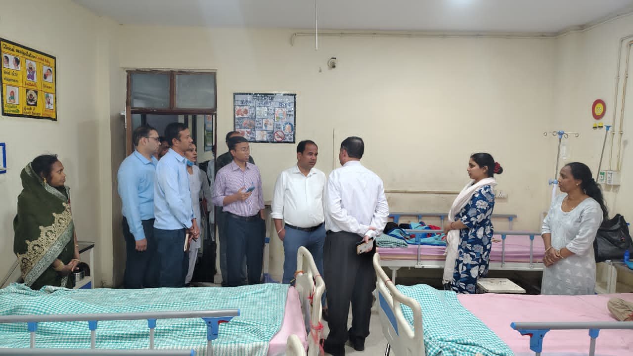 कलेक्टर डॉ. गौरव सिंह ने जिला चिकित्सालय का किया औचक निरीक्षण, भर्ती मरीजों से मुलाकात कर जाना हालचाल