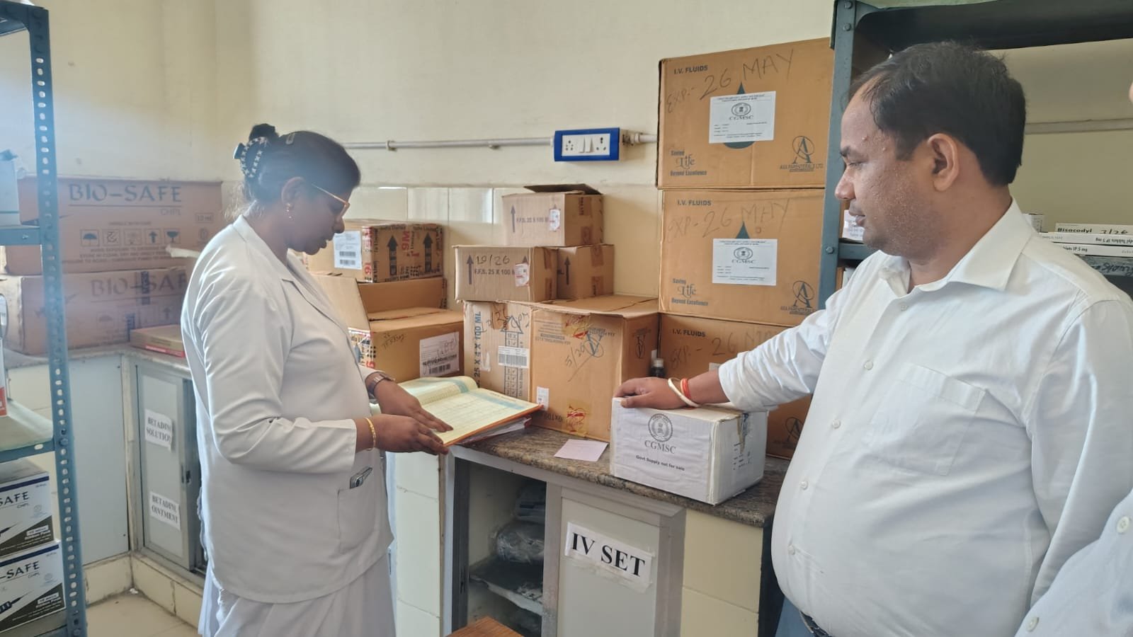 कलेक्टर डॉ. गौरव सिंह ने जिला चिकित्सालय का किया औचक निरीक्षण, दवाओं के रिकॉर्ड और व्यवस्थाओं को दुरुस्त रखने दिए निर्देश