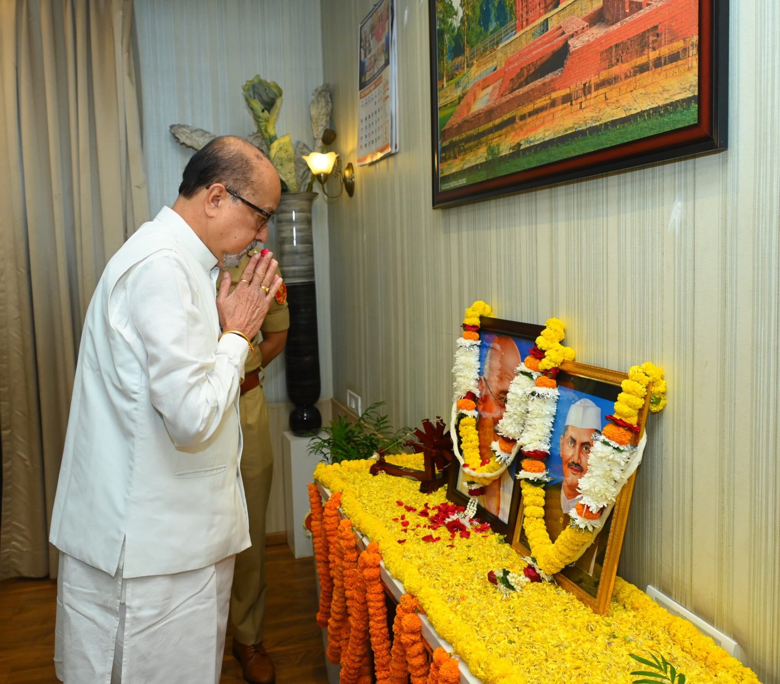 राज्यपाल रमेन डेका ने महात्मा गांधी एवं लाल बहादुर शास्त्री को श्रद्धा सुमन अर्पित किए