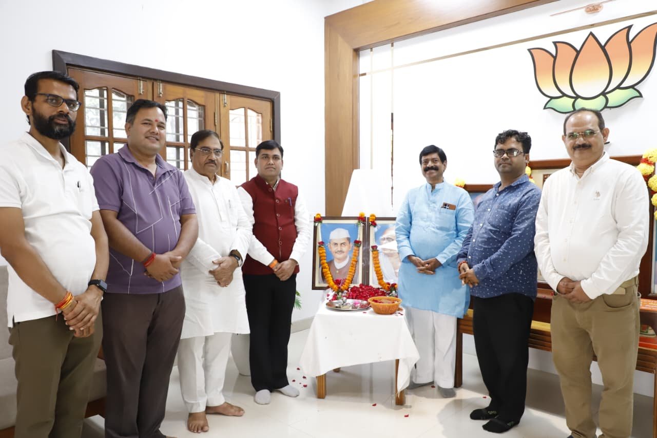 महात्मा गांधी और पूर्व प्रधानमंत्री लाल बहादुर शास्त्री की जयंती पर भाजपा ने किया नमन